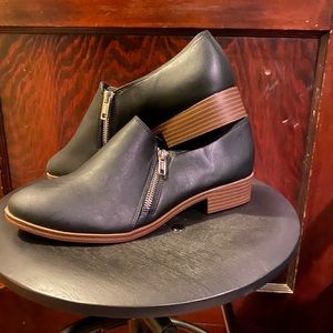 American Eagle black booties